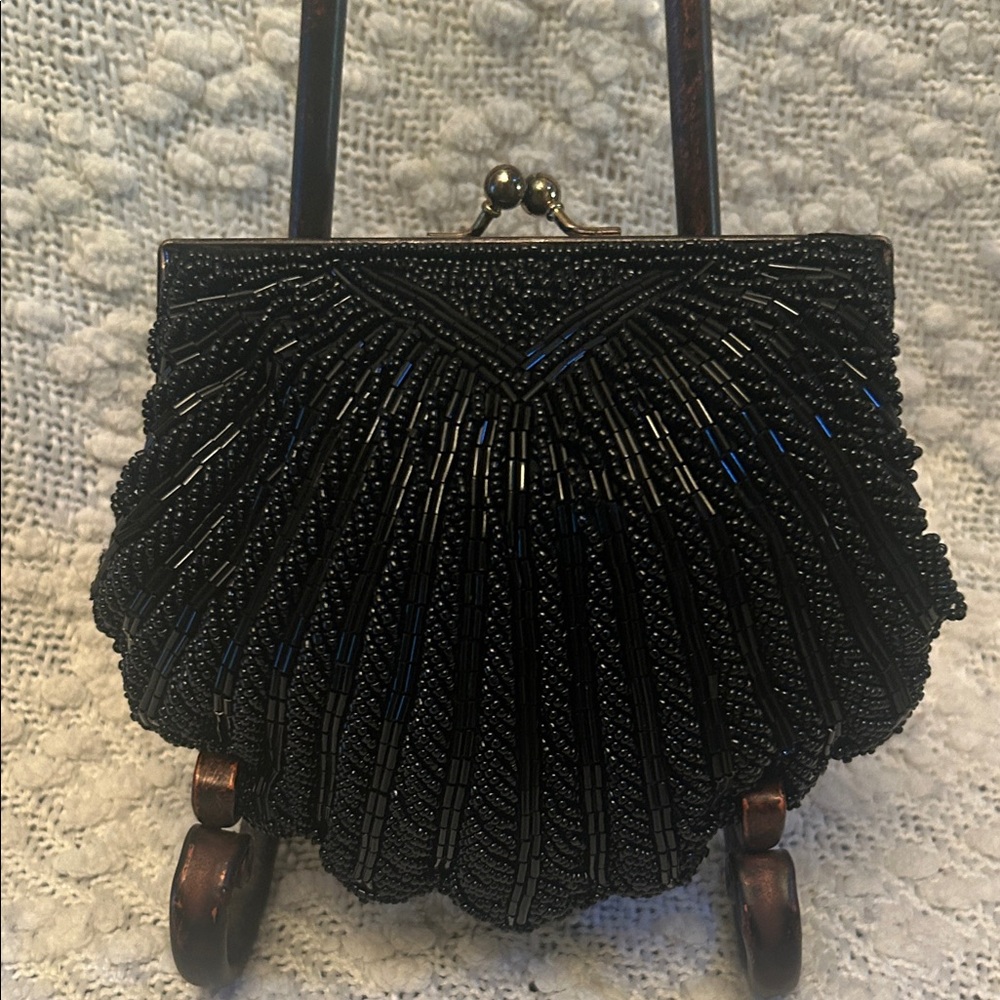 La Regale Classic Vintage Like Shell Design Beaded Evening Bag